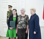 Prezidentė Dalia Grybauskaitė pasveikino ir ordino &bdquo;Už nuopelnus Lietuvai&ldquo; medaliu apdovanojo daugiavaikes motinas