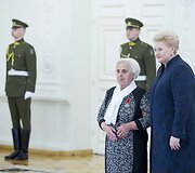 Prezidentė Dalia Grybauskaitė pasveikino ir ordino &bdquo;Už nuopelnus Lietuvai&ldquo; medaliu apdovanojo daugiavaikes motinas