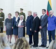 Prezidentė Dalia Grybauskaitė pasveikino ir ordino &bdquo;Už nuopelnus Lietuvai&ldquo; medaliu apdovanojo daugiavaikes motinas