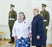 Prezidentė Dalia Grybauskaitė pasveikino ir ordino &bdquo;Už nuopelnus Lietuvai&ldquo; medaliu apdovanojo daugiavaikes motinas