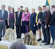 Prezidentė Dalia Grybauskaitė pasveikino ir ordino &bdquo;Už nuopelnus Lietuvai&ldquo; medaliu apdovanojo daugiavaikes motinas