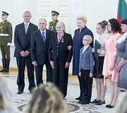 Prezidentė Dalia Grybauskaitė pasveikino ir ordino &bdquo;Už nuopelnus Lietuvai&ldquo; medaliu apdovanojo daugiavaikes motinas