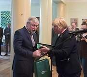Lietuvos edukologijos universitete akademikai kelia taurelę už profesoriaus jubiliejų