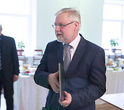 Lietuvos edukologijos universitete akademikai kelia taurelę už profesoriaus jubiliejų