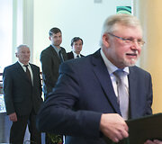 Lietuvos edukologijos universitete akademikai kelia taurelę už profesoriaus jubiliejų
