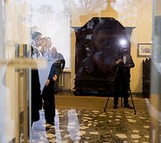 Į Juozo Statkevičiaus siūtų tautinių kostiumų pristatymą ambasadoriams &bdquo;valstiečiai&ldquo; žurnalistų neįsileido