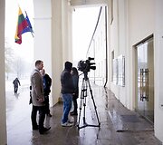 Į Juozo Statkevičiaus siūtų tautinių kostiumų pristatymą ambasadoriams &bdquo;valstiečiai&ldquo; žurnalistų neįsileido