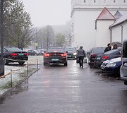 Į Juozo Statkevičiaus siūtų tautinių kostiumų pristatymą ambasadoriams &bdquo;valstiečiai&ldquo; žurnalistų neįsileido