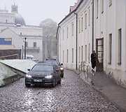Į Juozo Statkevičiaus siūtų tautinių kostiumų pristatymą ambasadoriams &bdquo;valstiečiai&ldquo; žurnalistų neįsileido