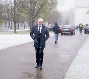 Į Juozo Statkevičiaus siūtų tautinių kostiumų pristatymą ambasadoriams &bdquo;valstiečiai&ldquo; žurnalistų neįsileido