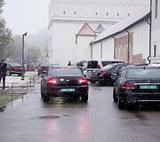 Į Juozo Statkevičiaus siūtų tautinių kostiumų pristatymą ambasadoriams &bdquo;valstiečiai&ldquo; žurnalistų neįsileido