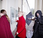 Į Juozo Statkevičiaus siūtų tautinių kostiumų pristatymą ambasadoriams &bdquo;valstiečiai&ldquo; žurnalistų neįsileido