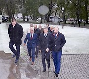 Į Juozo Statkevičiaus siūtų tautinių kostiumų pristatymą ambasadoriams &bdquo;valstiečiai&ldquo; žurnalistų neįsileido