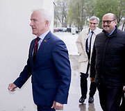 Į Juozo Statkevičiaus siūtų tautinių kostiumų pristatymą ambasadoriams &bdquo;valstiečiai&ldquo; žurnalistų neįsileido