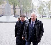 Į Juozo Statkevičiaus siūtų tautinių kostiumų pristatymą ambasadoriams &bdquo;valstiečiai&ldquo; žurnalistų neįsileido