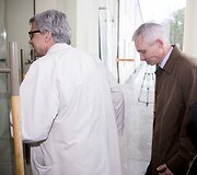Į Juozo Statkevičiaus siūtų tautinių kostiumų pristatymą ambasadoriams &bdquo;valstiečiai&ldquo; žurnalistų neįsileido