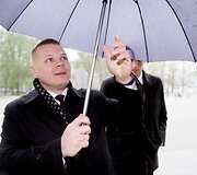Į Juozo Statkevičiaus siūtų tautinių kostiumų pristatymą ambasadoriams &bdquo;valstiečiai&ldquo; žurnalistų neįsileido