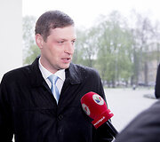 Į Juozo Statkevičiaus siūtų tautinių kostiumų pristatymą ambasadoriams &bdquo;valstiečiai&ldquo; žurnalistų neįsileido