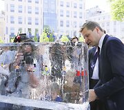 Remigijus &Scaron;ima&scaron;ius atidengė paminklą, skirtą Vyriausybės neveiklumui mažinant mokesčių na&scaron;tą Lietuvoje
