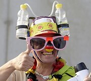 Palaikydami savo &scaron;alis, gerbėjai nesiskundė fantazija ir drąsa.