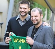Mar&scaron;kinėlius su Lino Kleizos para&scaron;u improvizuotame aukcione už 600 litų įsigijo fotografas Tomas Tomulovičius