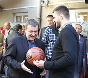 Kamuolį su Lino Kleizos para&scaron;u improvizuotame aukcione už 5000 litų įsigijo verslininkas Antanas Guoga