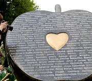 Editos Mildažytės iniciatyva žaliojo granito paminklu pagerbti geros &scaron;irdies labdariai.