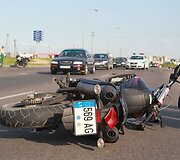 Du žmonės buvo sužaloti trečiadienio pavakare Vilniuje susidūrus motociklui ir dviratininkui.