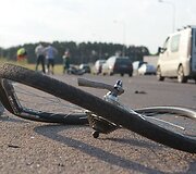 Du žmonės buvo sužaloti trečiadienio pavakare Vilniuje susidūrus motociklui ir dviratininkui.