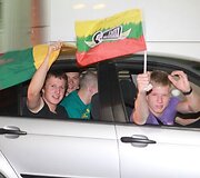 Sostinėje naktį žmonės audringai sutiko žinią apie pergalę