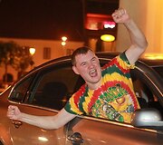 Sostinėje naktį žmonės audringai sutiko žinią apie pergalę