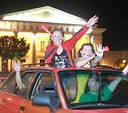 Sostinėje naktį žmonės audringai sutiko žinią apie pergalę