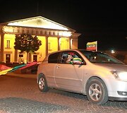Sostinėje naktį žmonės audringai sutiko žinią apie pergalę