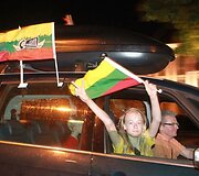 Sostinėje naktį žmonės audringai sutiko žinią apie pergalę