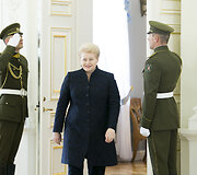Dalia Grybauskaitė apdovanojo Tomą Venclovą ordinu &bdquo;Už nuopelnus Lietuvai&ldquo; Komandoro didžiuoju kryžiumi