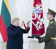 Dalia Grybauskaitė apdovanojo Tomą Venclovą ordinu &bdquo;Už nuopelnus Lietuvai&ldquo; Komandoro didžiuoju kryžiumi