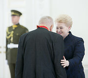 Dalia Grybauskaitė apdovanojo Tomą Venclovą ordinu &bdquo;Už nuopelnus Lietuvai&ldquo; Komandoro didžiuoju kryžiumi