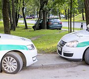 Priepuolio i&scaron;tiktas sostinėje vairuotojas trenkėsi į medį
