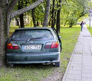 Priepuolio i&scaron;tiktas sostinėje vairuotojas trenkėsi į medį