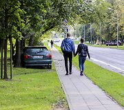 Priepuolio i&scaron;tiktas sostinėje vairuotojas trenkėsi į medį