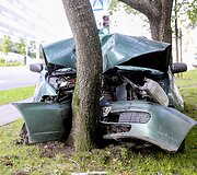 Priepuolio i&scaron;tiktas sostinėje vairuotojas trenkėsi į medį