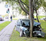 Priepuolio i&scaron;tiktas sostinėje vairuotojas trenkėsi į medį