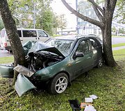 Priepuolio i&scaron;tiktas sostinėje vairuotojas trenkėsi į medį
