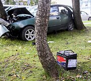 Priepuolio i&scaron;tiktas sostinėje vairuotojas trenkėsi į medį
