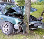 Priepuolio i&scaron;tiktas sostinėje vairuotojas trenkėsi į medį