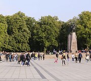 Rudenį  sugrįžusi vasara pakvietė į skverus ir parkus