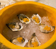 Austrių gliaudymo čempionato akimirka