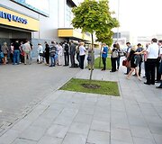 Nuo 8 val. ryto prie kasų &scaron;alia &bdquo;Siemens&ldquo; arenos lūkuriavo sirgaliai.