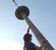 Į Vilniaus televizijos bok&scaron;tą keliamas didžiulis, analogų pasaulyje neturintis simbolinis krep&scaron;inio krep&scaron;ys.