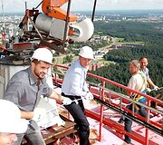 Į Vilniaus televizijos bok&scaron;tą keliamas didžiulis, analogų pasaulyje neturintis simbolinis krep&scaron;inio krep&scaron;ys.